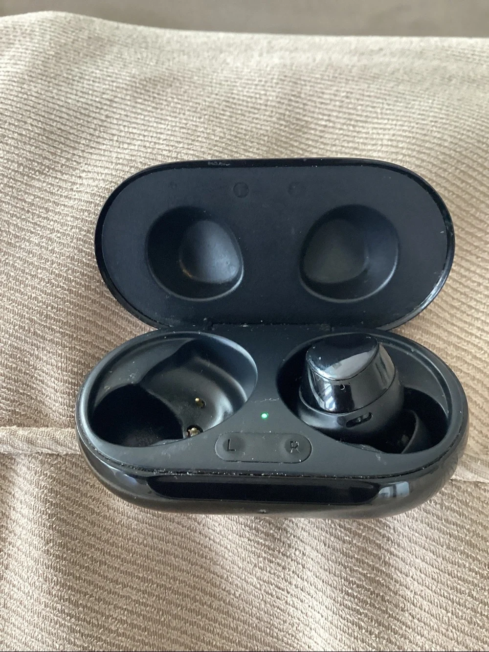 Samsung Black Gloss Earbud Charging Case with one right earbud
